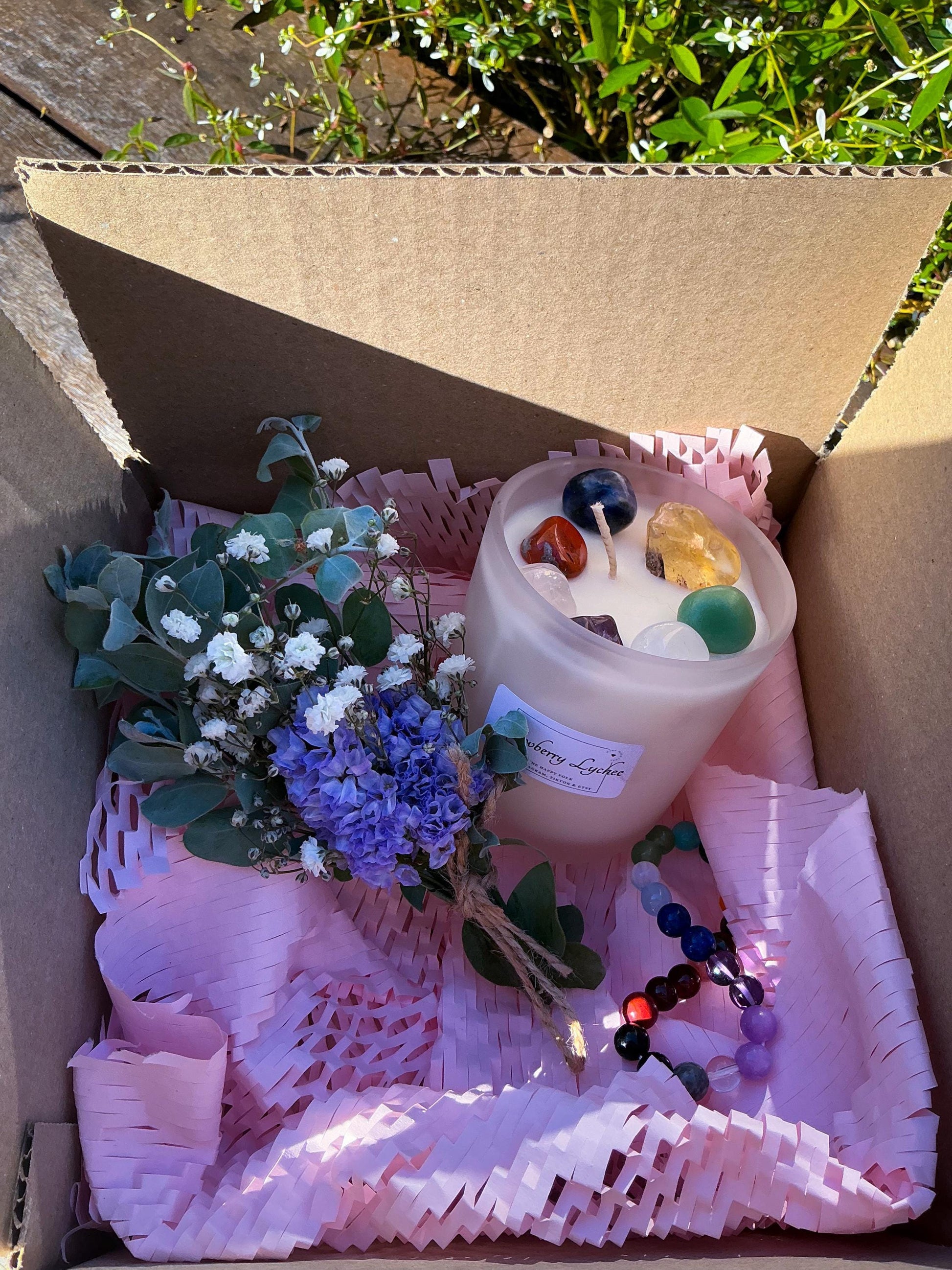 Chakra Crystal Candle & Bracelet Gift Box–Aromatherapy Candle with Crystals + Chakra Bracelet+Dried Floral Posy–Spiritual Self Care Gift